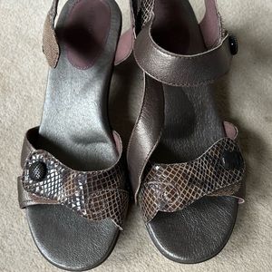 Aravon shoes by New Balance. Snakeskin pattern adjustable toe and ankle strap